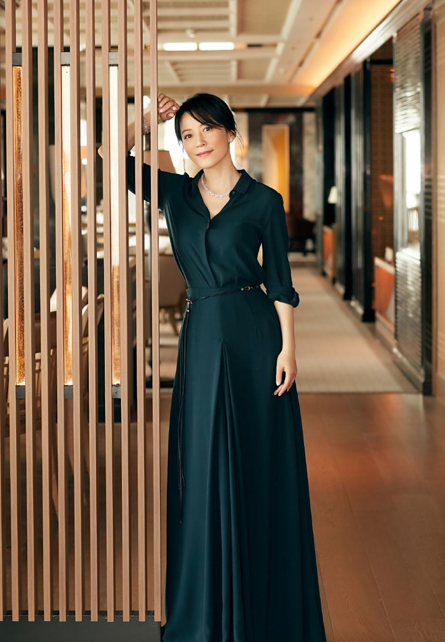 【俞飞鸿身着墨绿色长裙气质高贵优雅十足】近日,一组俞飞鸿的最新