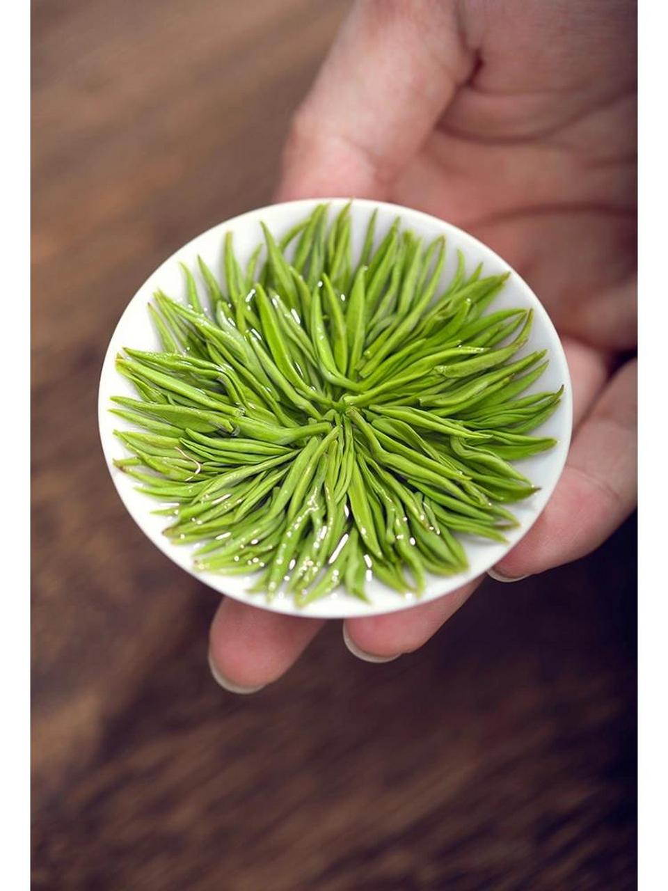 "细茶"毛尖 毛尖是一种未经发酵过的茶叶,外形细直,光滑圆润叶身布满