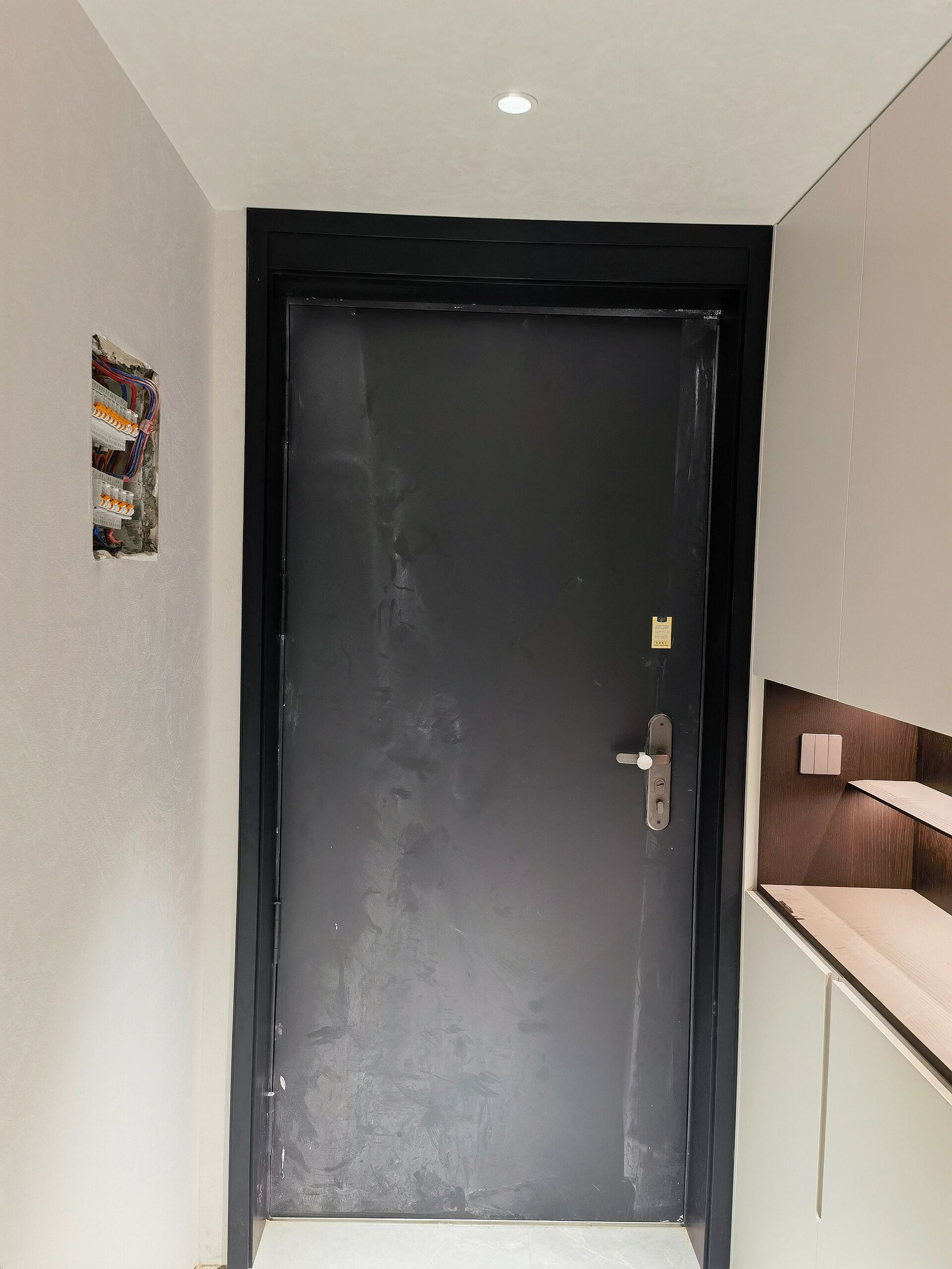 入户门套 经历了拆门,移门,换门,最终到了包入户门套的环节,款式选择