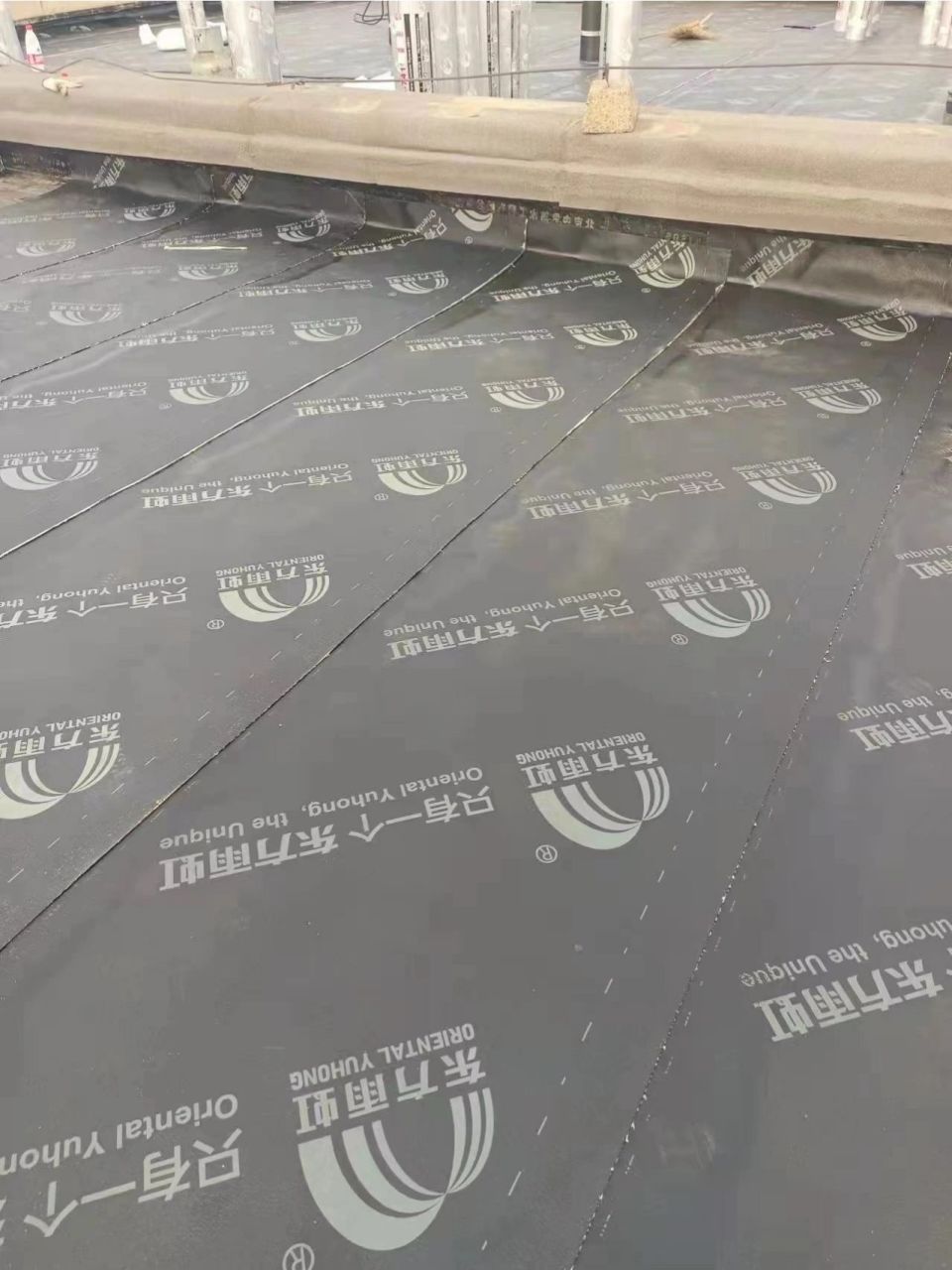 屋顶东方雨虹国标卷材防水施工维修施工 1,首先需要将基层处理干净