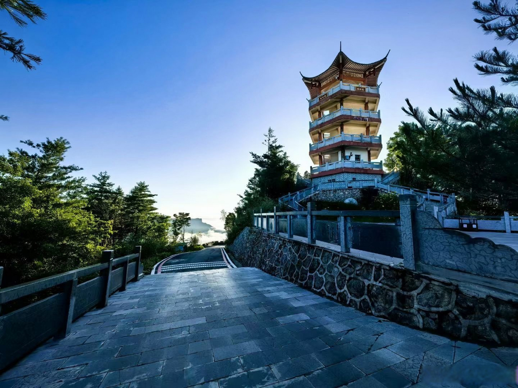 龙神阁日出云海# 龙神阁位于四川省广元市朝天区曾家山鸳鸯池森林