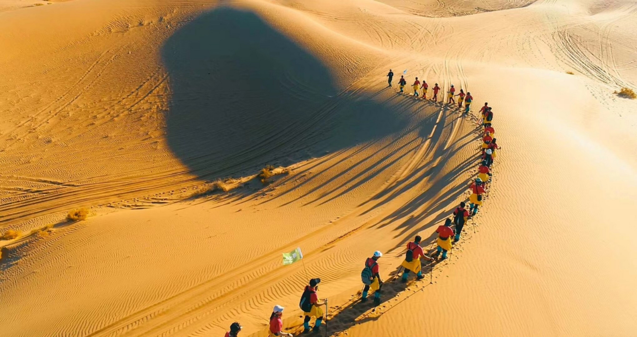 腾格里沙漠徒步,让心去旅行! 读沙漠,读出了它坦荡豪放的胸怀.