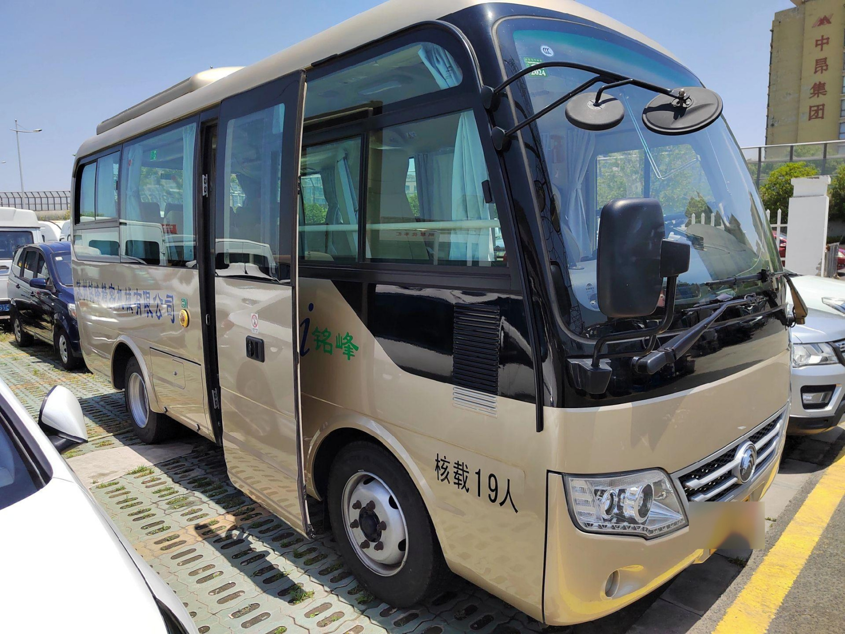 宇通中型客车19座.