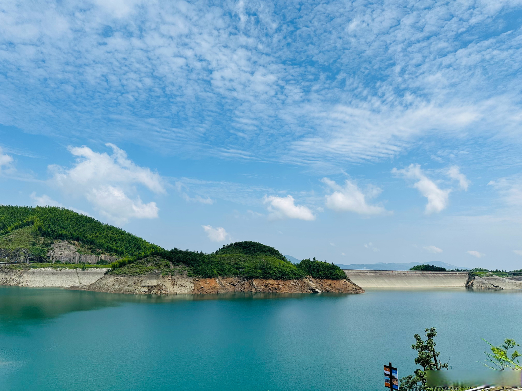 平湖碧水云天图片