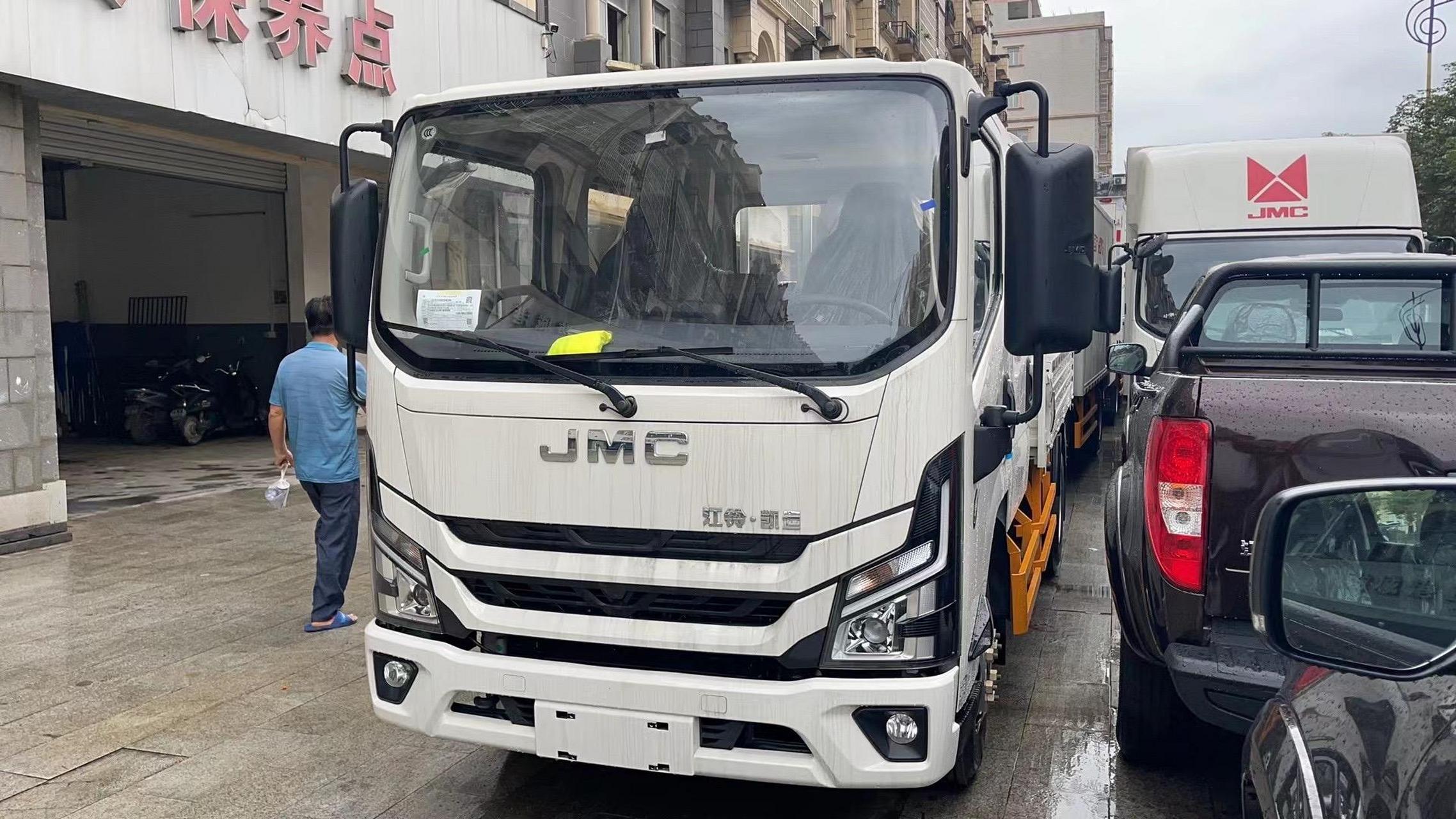 江铃全新凯运双排栏板车,493动力130马力5档变速箱,货厢尺寸:4.2*2.
