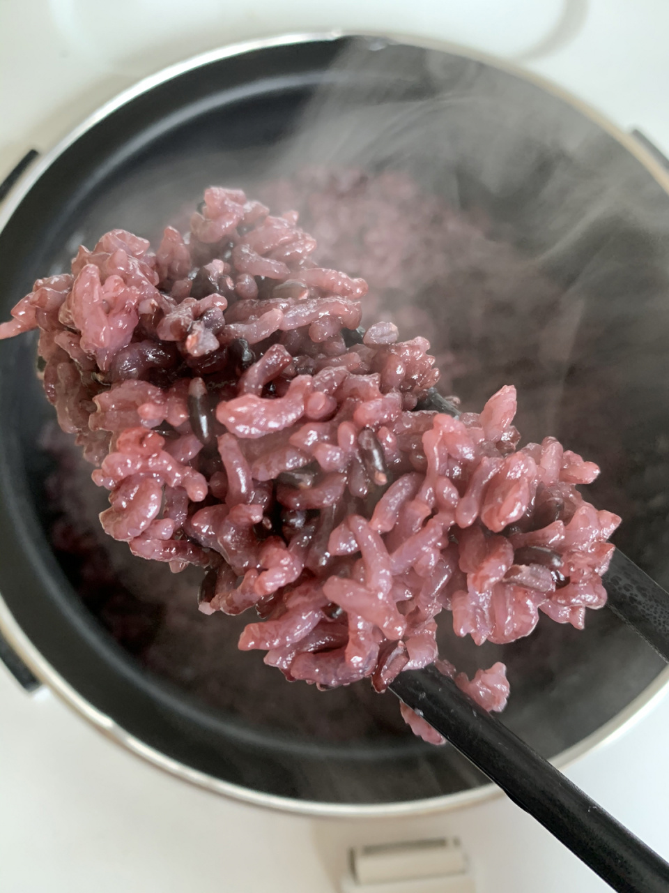 普及黑米饭的做法 黑色食品不但营养丰富,而且补血美容效果也非常好!