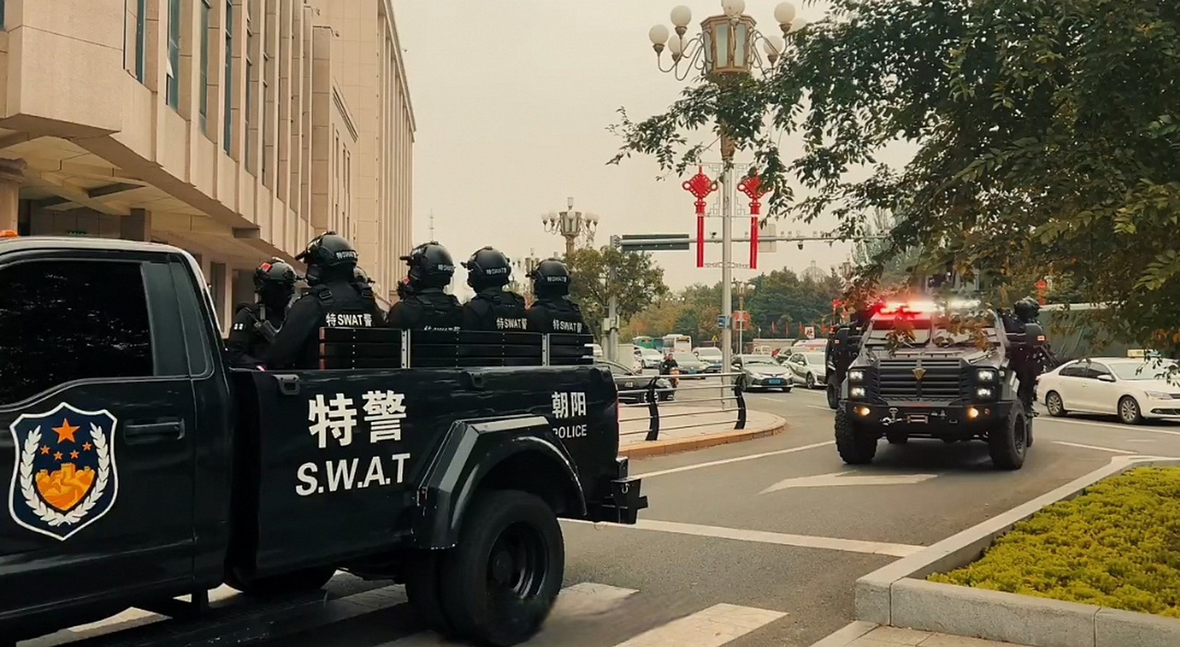 节日巡逻的特警们,国产剑齿虎防爆车很酷,香港警察也装备了