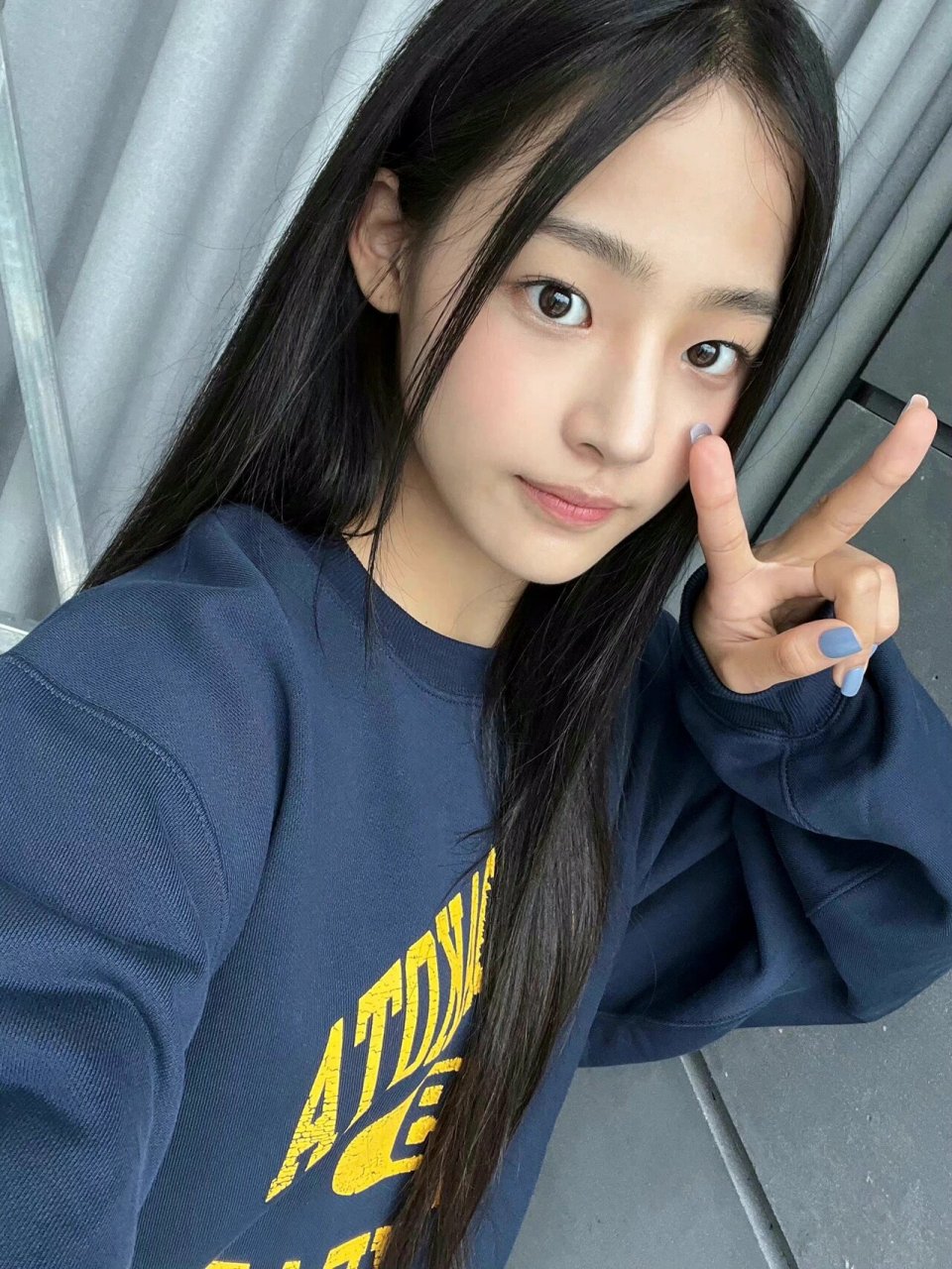 拍照灵感 | 南韩女爱豆自拍比耶的姿势合集 一个简单的比耶7099