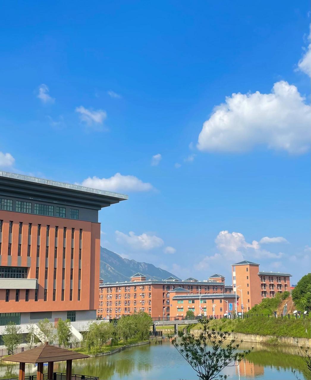 广东财贸职业技术学院清远校区 本人是财贸在读大一的学生,如果大家有