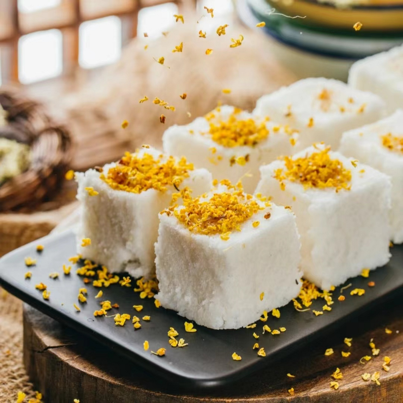 桂花糕图片 桂花糕是一道源自中国的传统美食,以其独特的桂花香和软糯