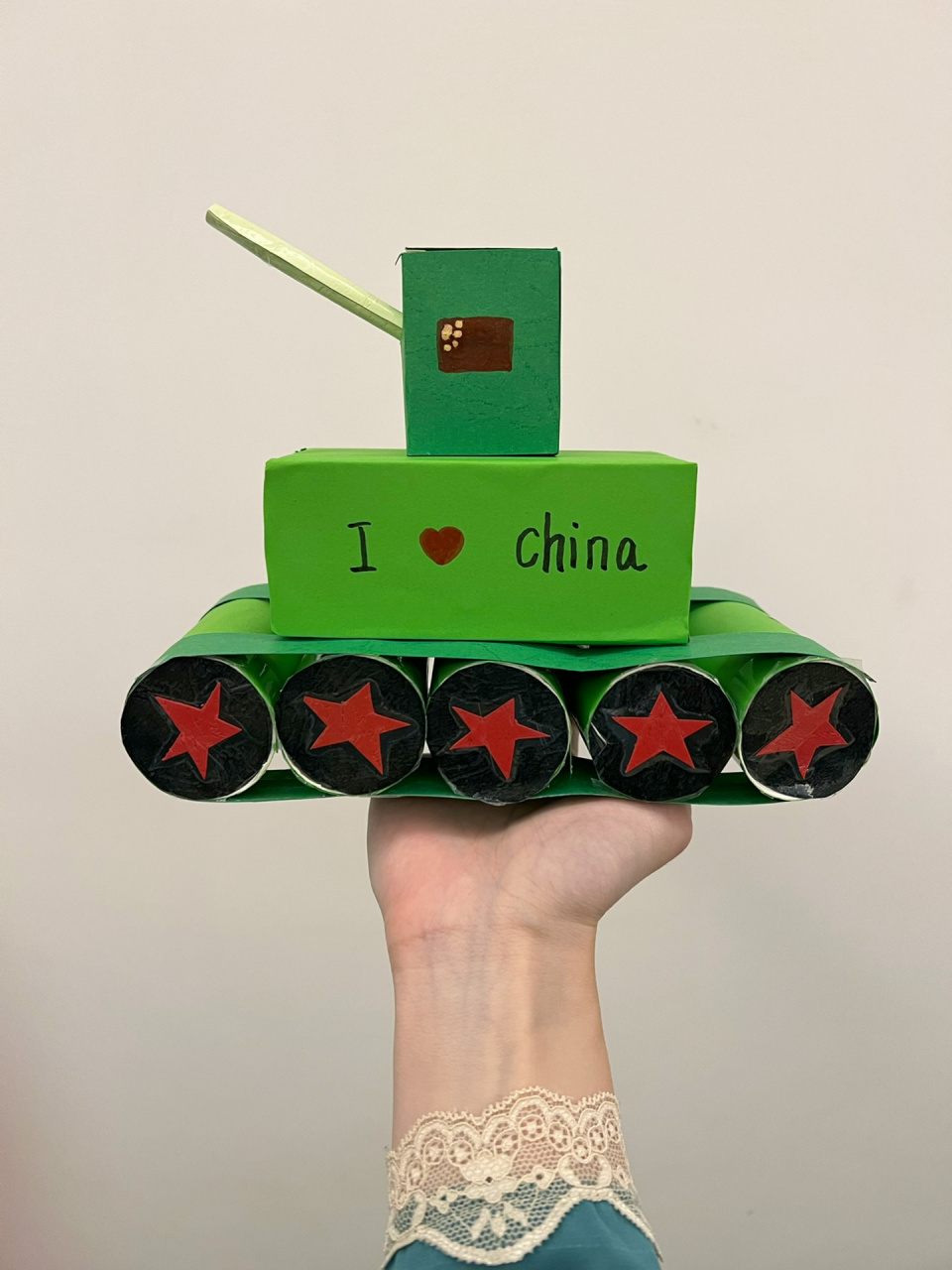 幼儿园爱国主题/小小兵手工任务/手工坦克 做了一部粗糙的坦克哈哈