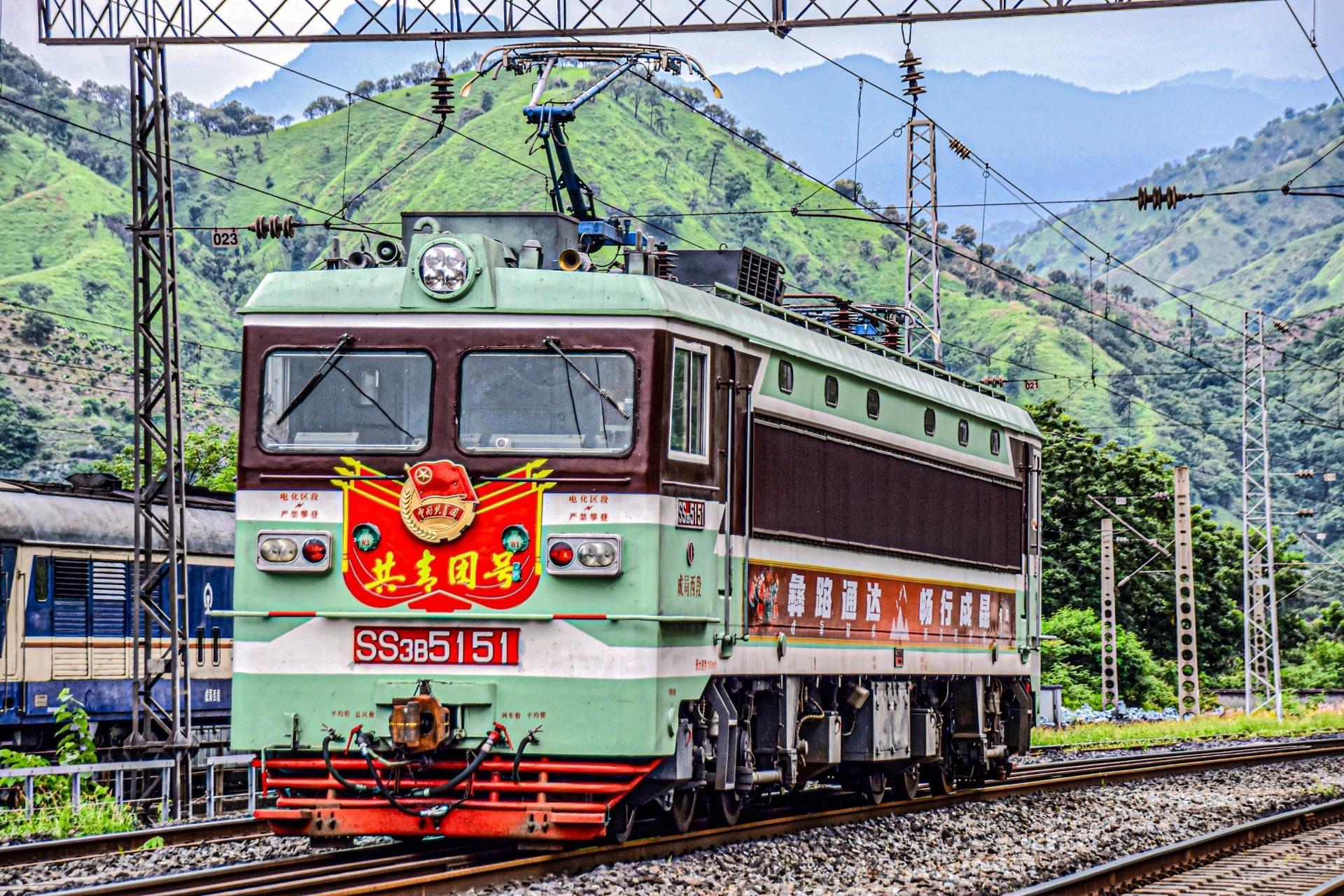 ss3型电力机车,作为中国铁路的第二代电力机车车型之一,自1979年研制