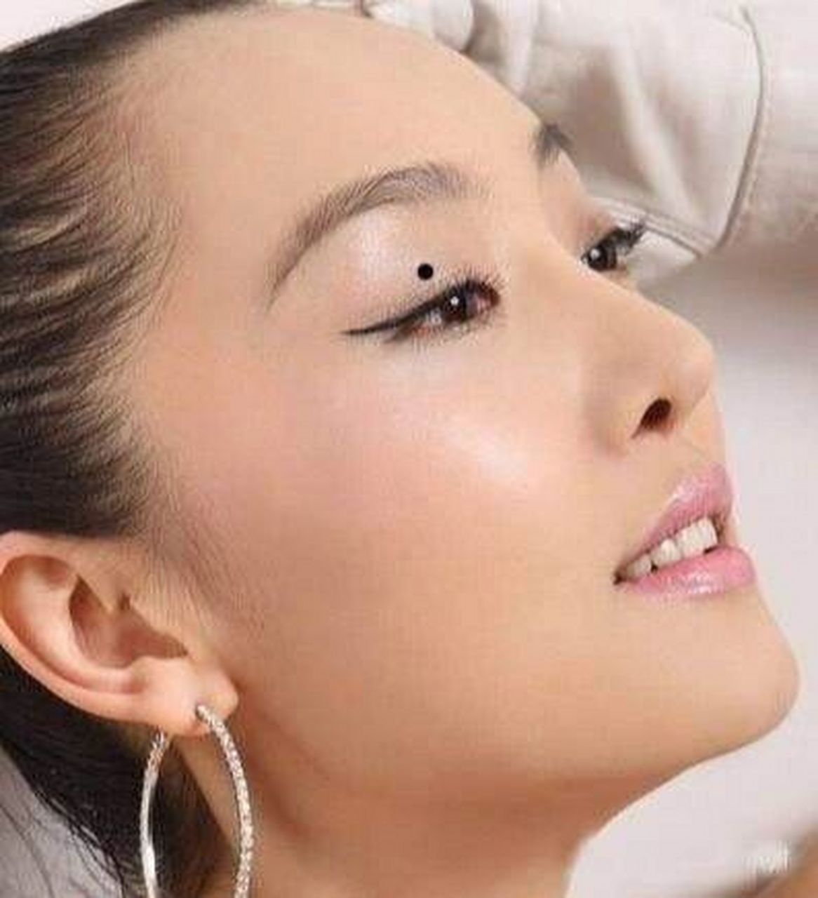 在眼睛的四周有痣的女人,在男人看来是最有魅力不过的了,无意识中就让