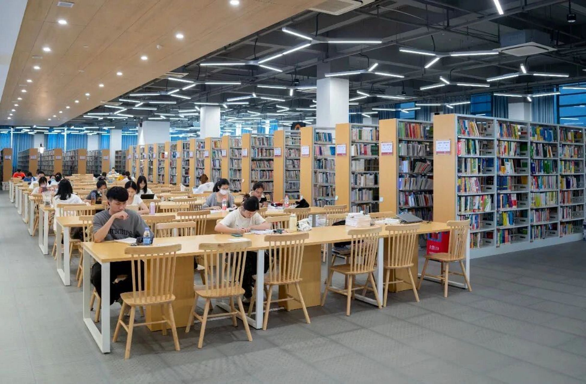湛江科技学院|图书馆|新湖校区 图书馆就是湛科的94"心脏" 是知识