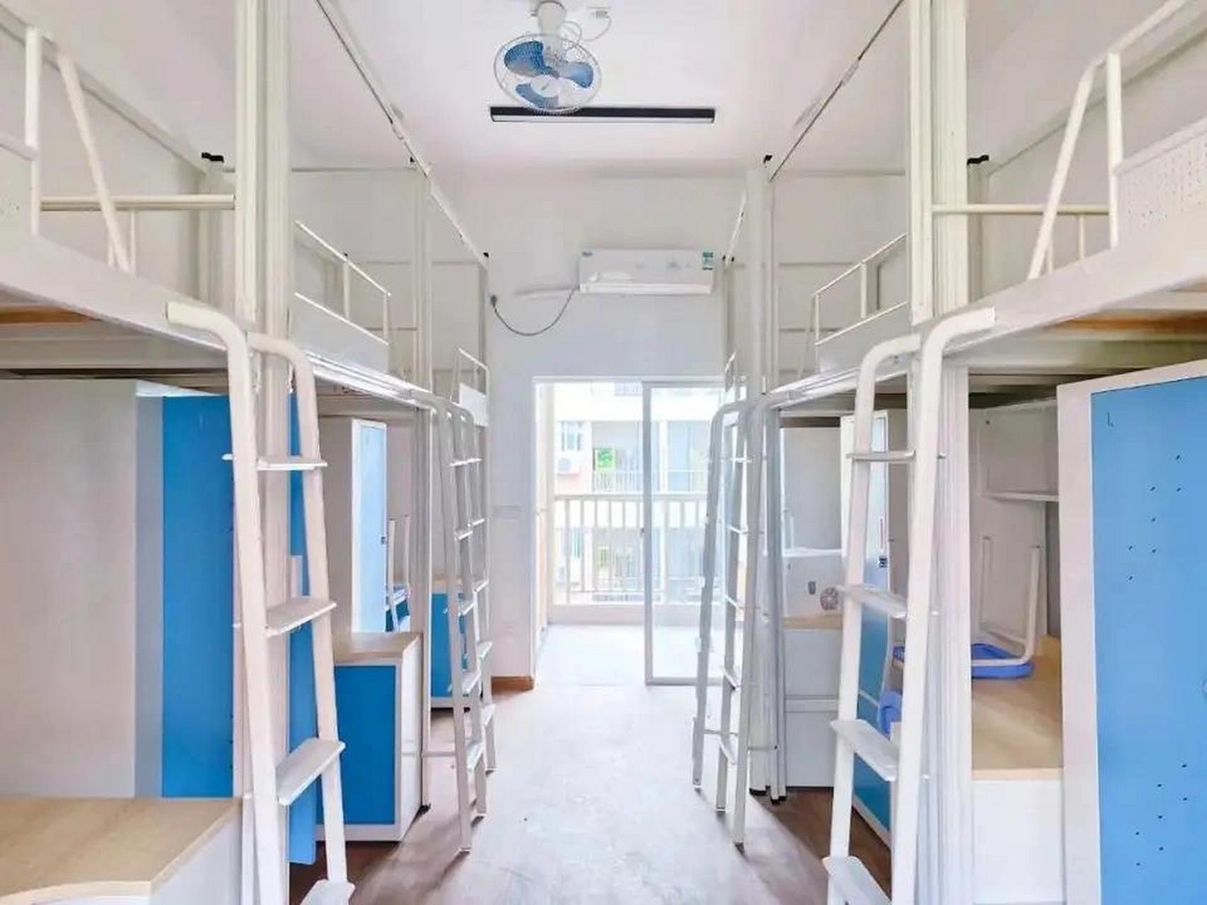 广州商学院宿舍 广州商学院宿舍照片,均是上床下桌,宿舍环境优美,有