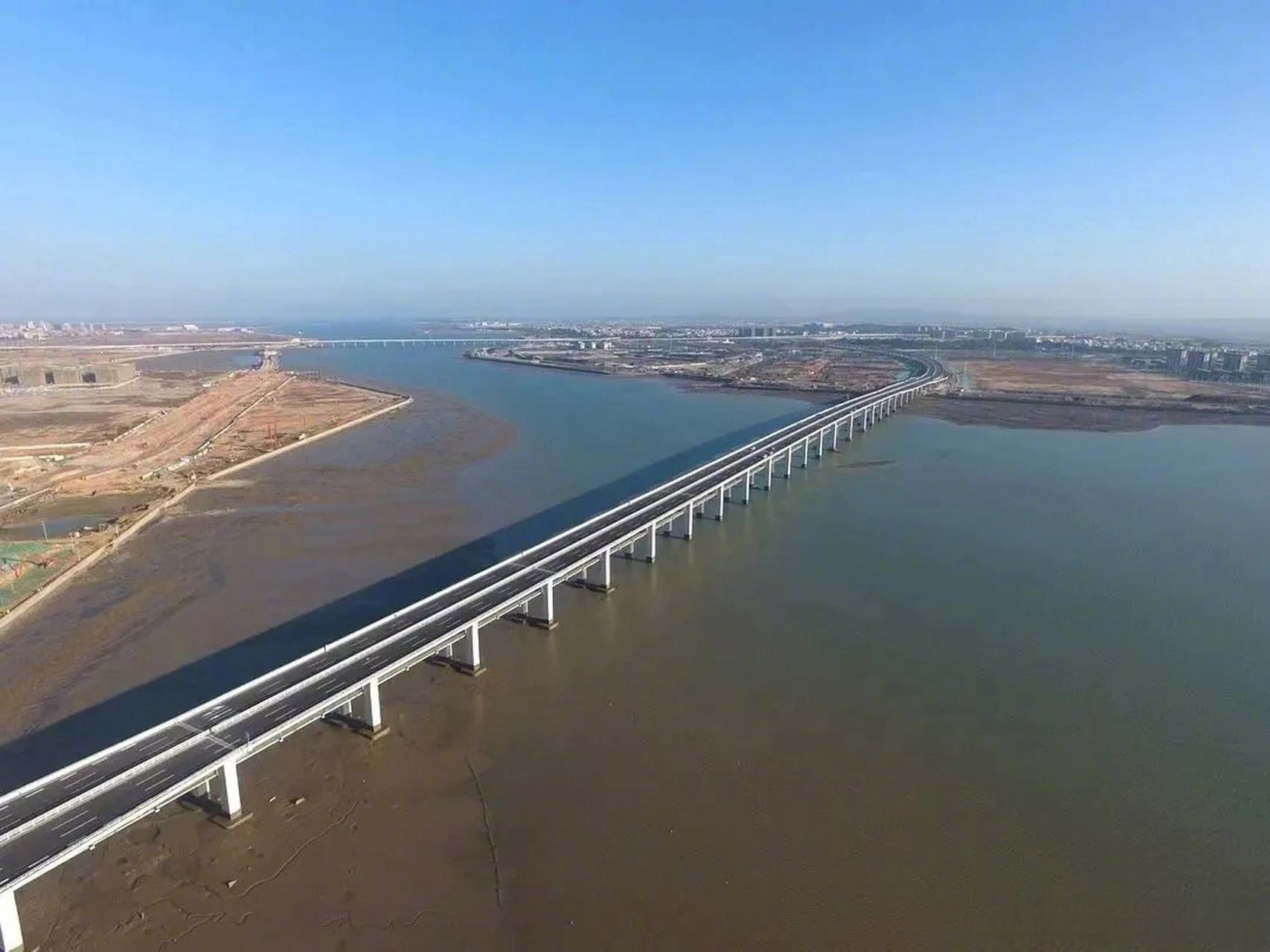 【福建首座双层跨海大桥溪东大桥通车】4月20日,厦门翔安机场片区重要