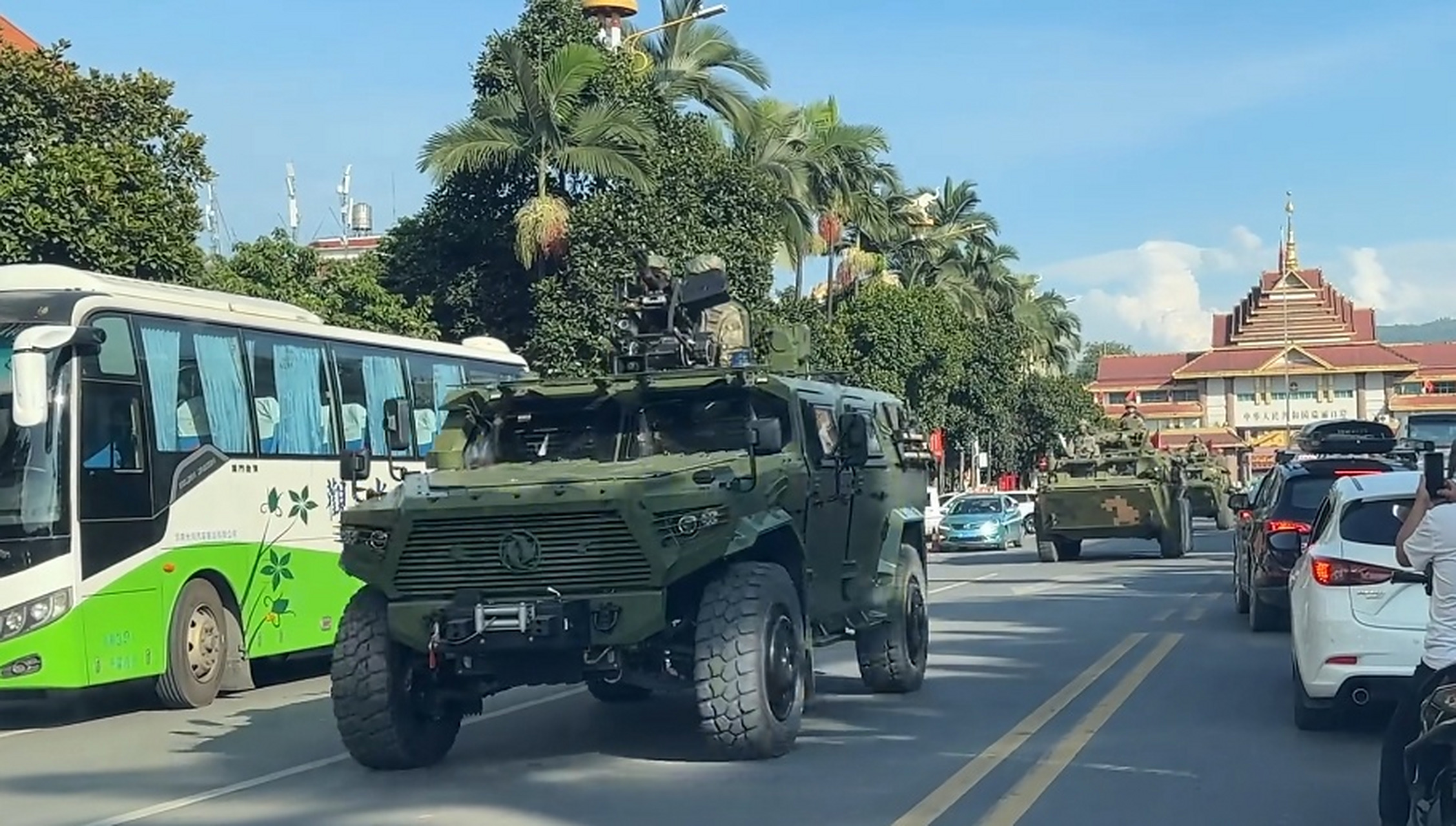 猛士三代突击车的确方便,有一定的轻武器防护性,在城市里巡逻最合适