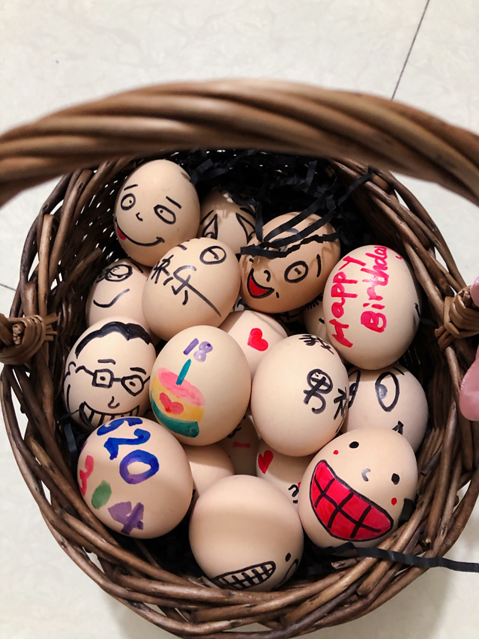 生日礼物 04鸡蛋上面画画# 画鸡蛋#鸡蛋做画