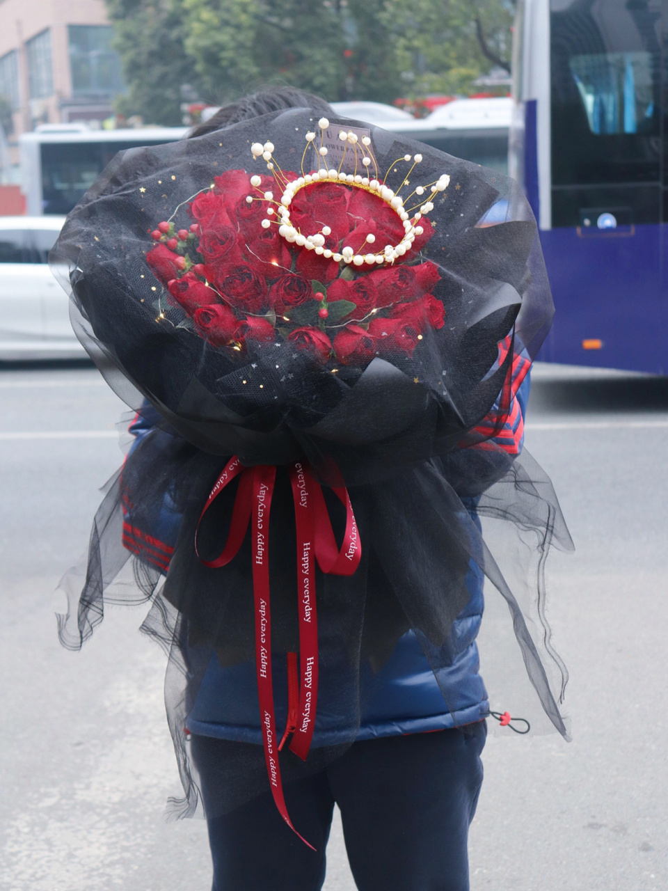 33朵黑纱红玫瑰带皇冠