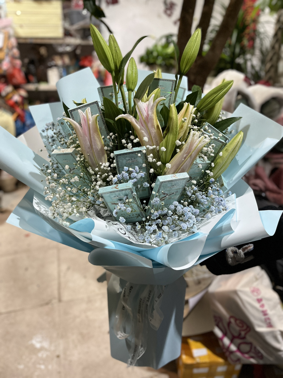 百合满天星香烟花束,好好看哦,作为生日礼物也是非常小清新了