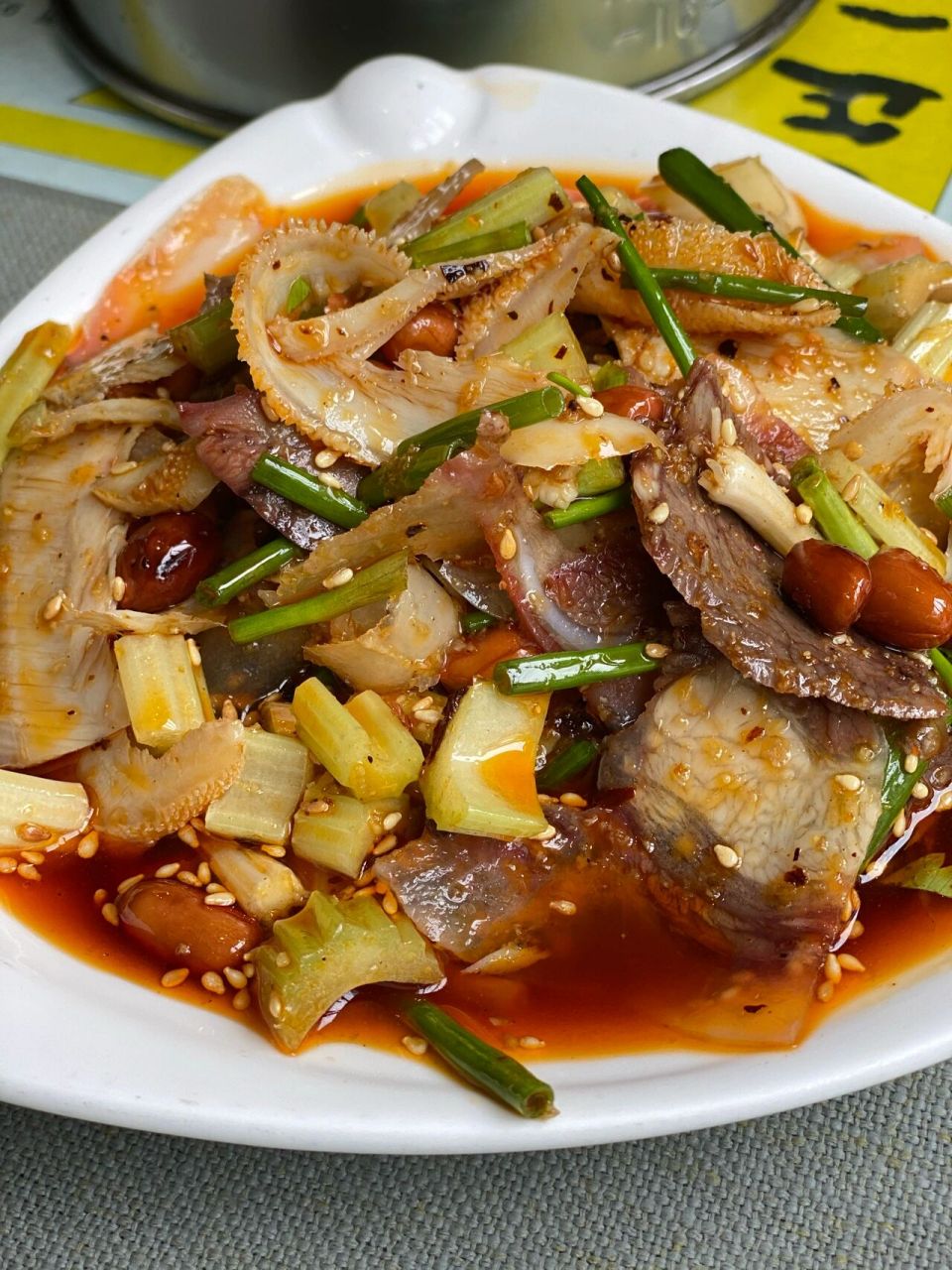 可以试试这家小吃,很有当地特色哦!银丝面,夫妻肺片都好好吃哦97