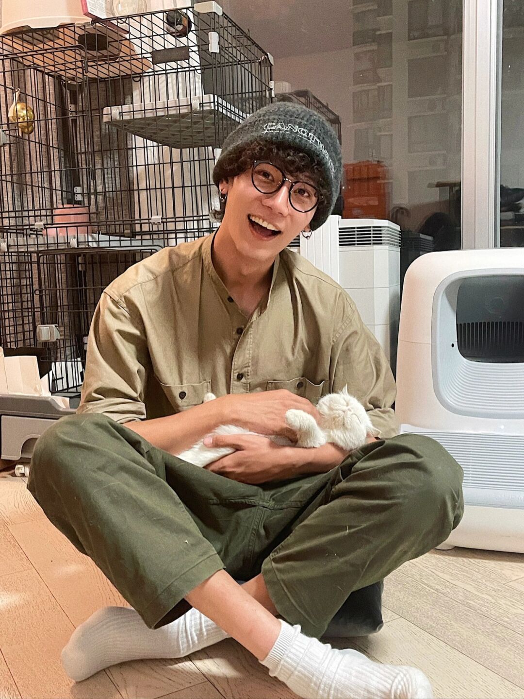 这真的太幸福了吧 其他的猫咪都比较高冷的 然后这只小加菲就特别喜欢