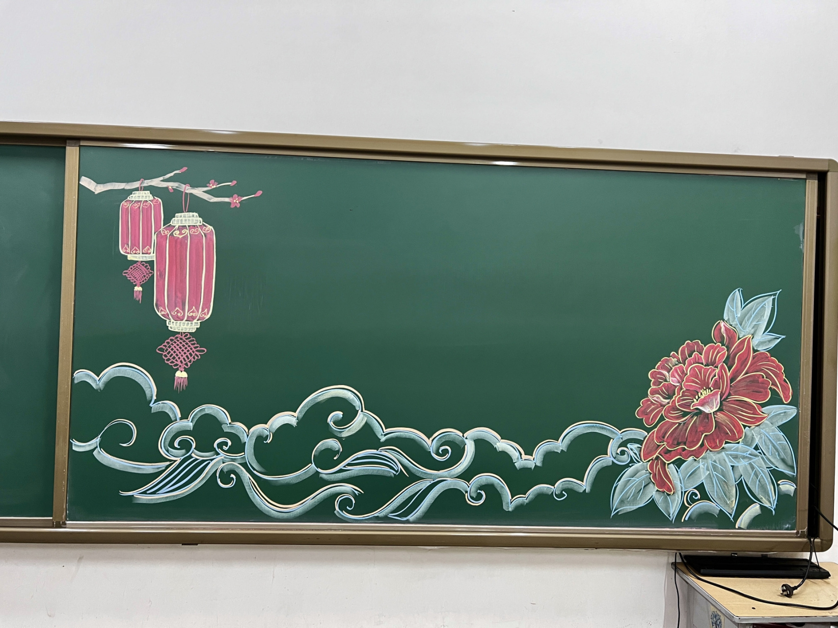 粉笔画牡丹 黑板报边框分享 又是大牡丹～学校老师们的爱
