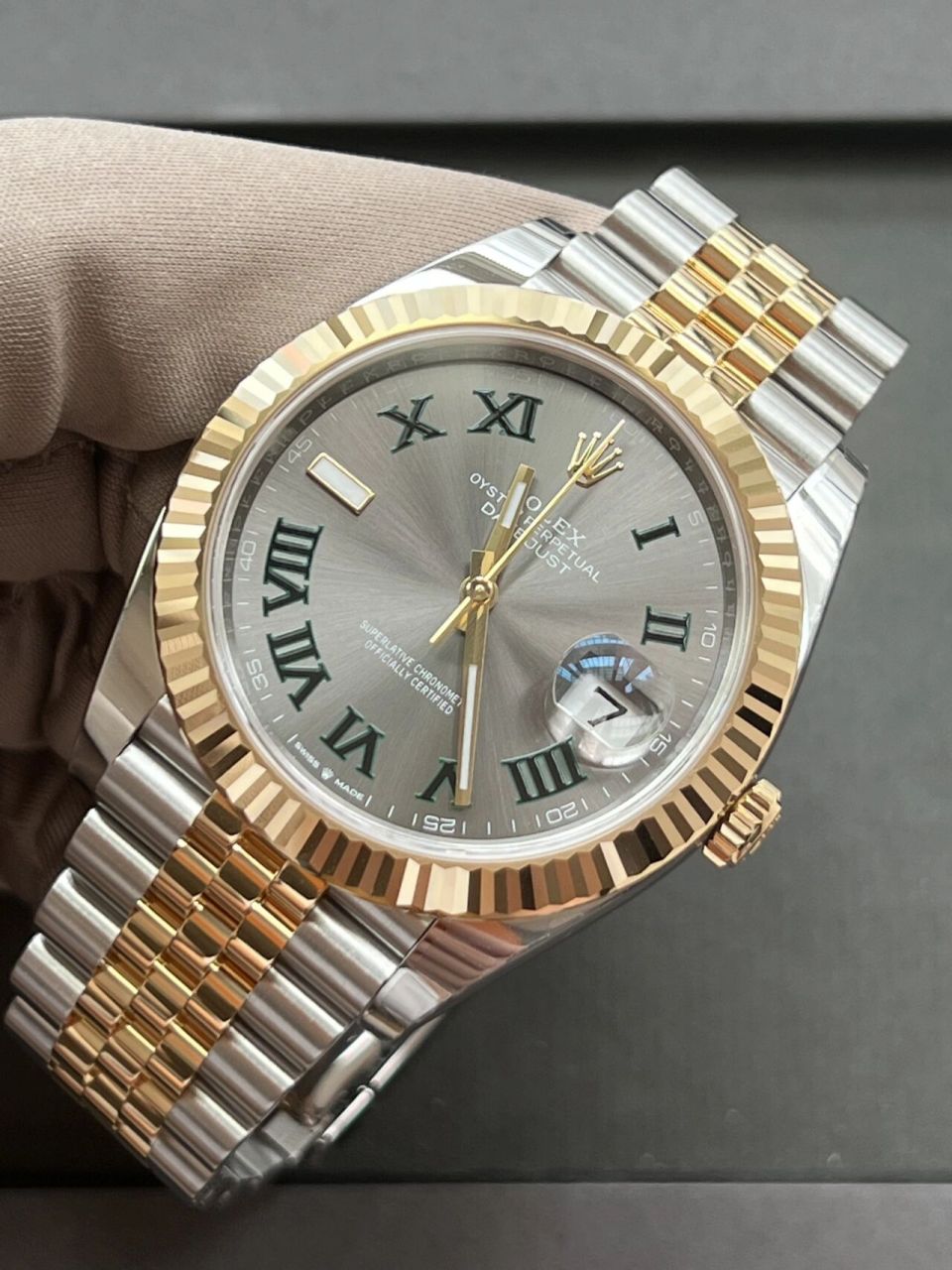 劳力士日志型126333间金绿萝 劳力士日志型126333间金绿萝 辨识度