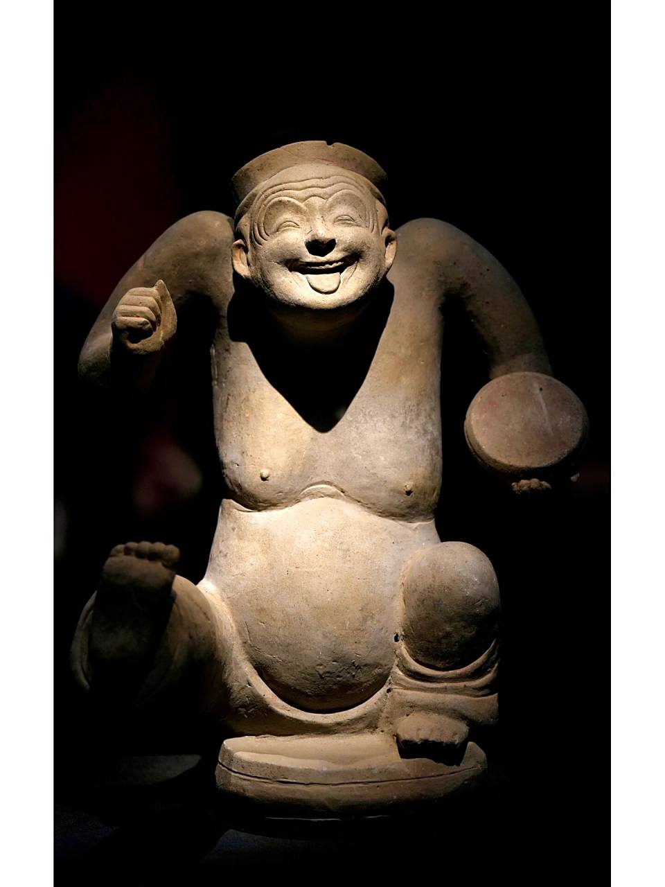 镇馆之宝系列-五官乱飞的"击鼓说唱俑" 在四川出土的汉代陶俑有一个最
