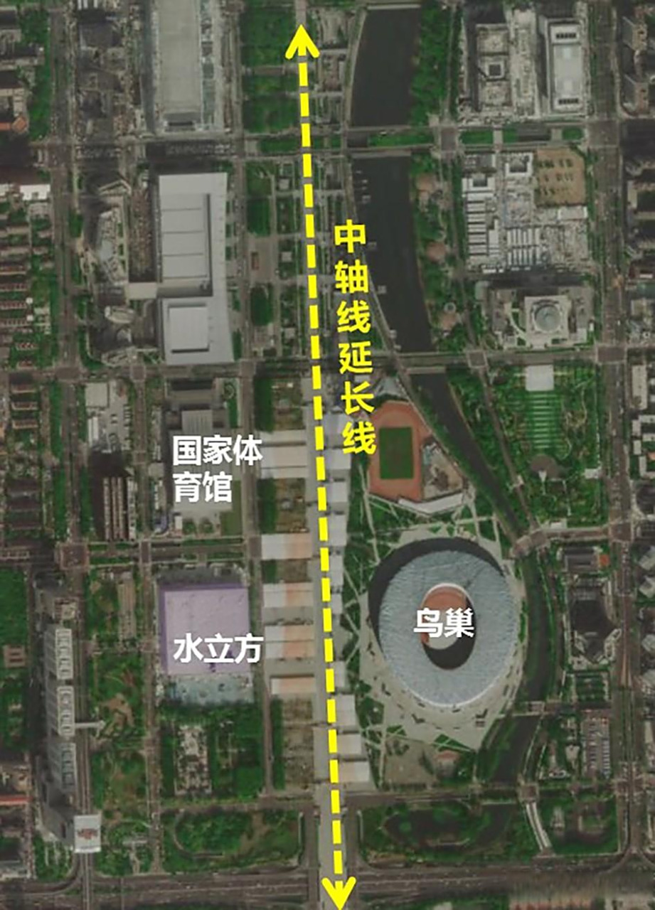在北京中轴线的北延长线上,鸟巢水立方区域的中轴线由一条路形成,路
