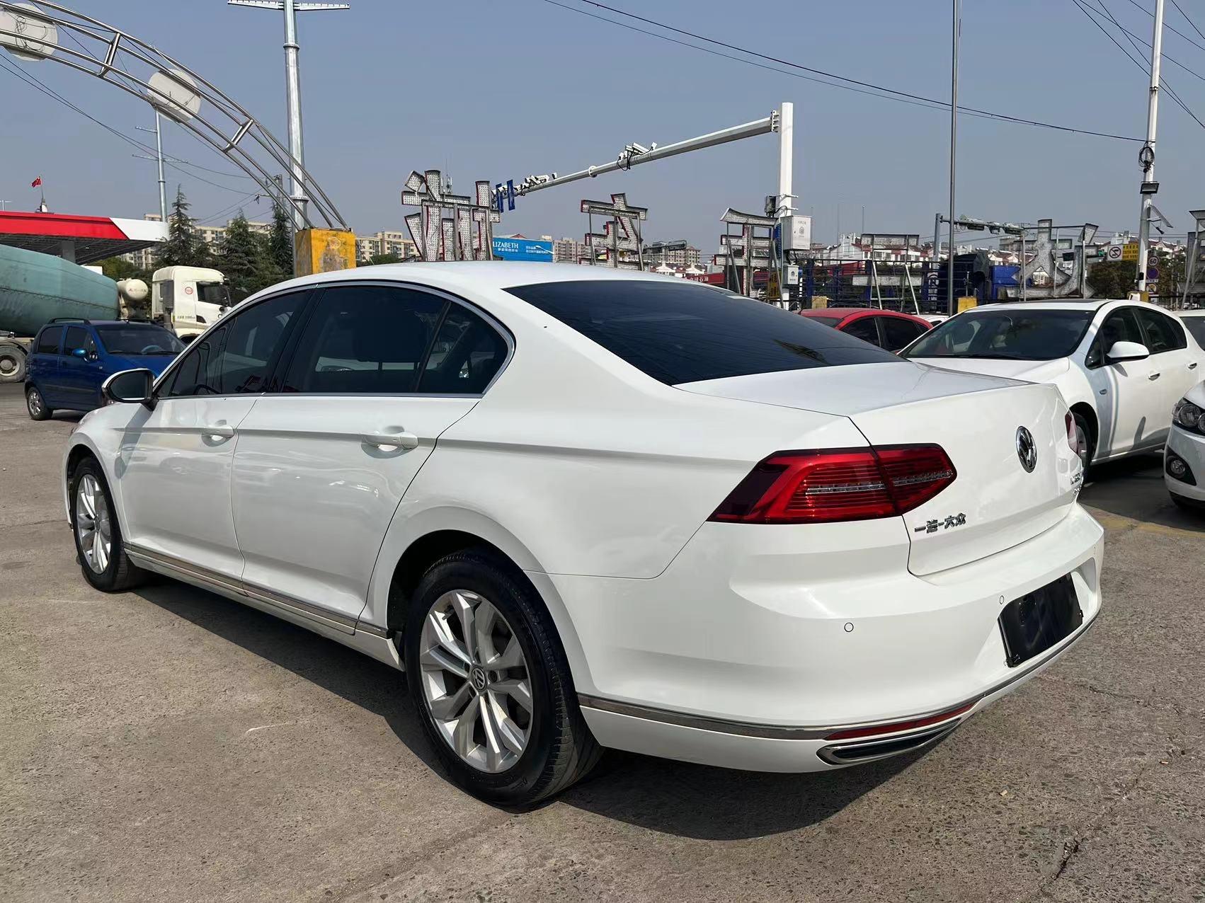 18年迈腾330豪华,座椅加热,后排独立空调,后备箱感应开启,无钥匙进入