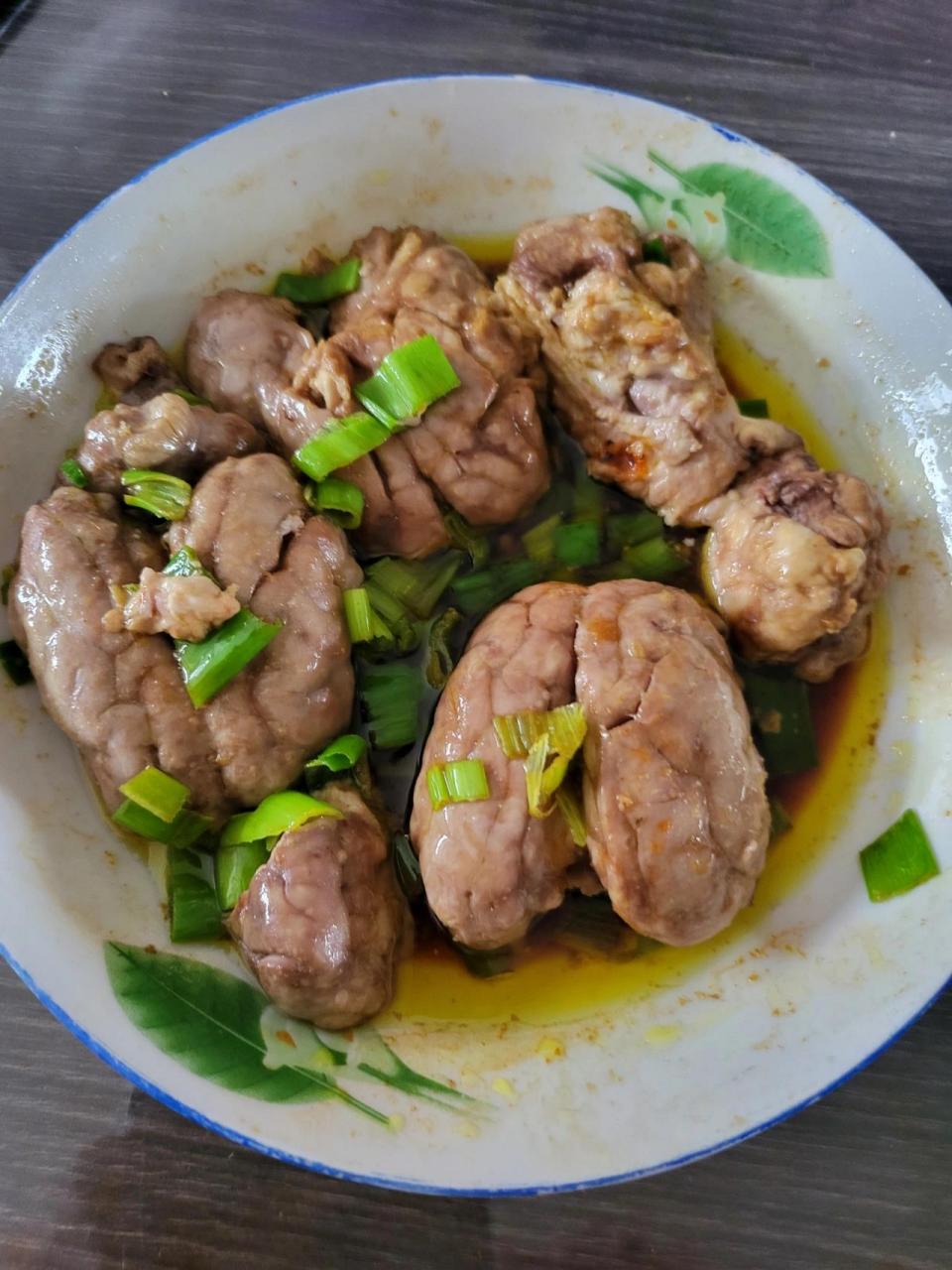 猪脑花脑袋,清蒸猪脑花 挺简单的,放油,放葱姜.放点糖,放点盐.