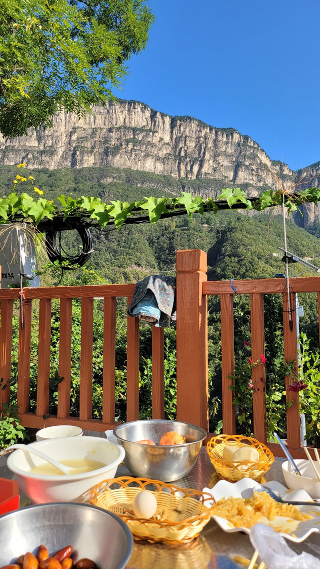 我们一家五口有幸住进了林州市石板岩镇的自然而居民宿