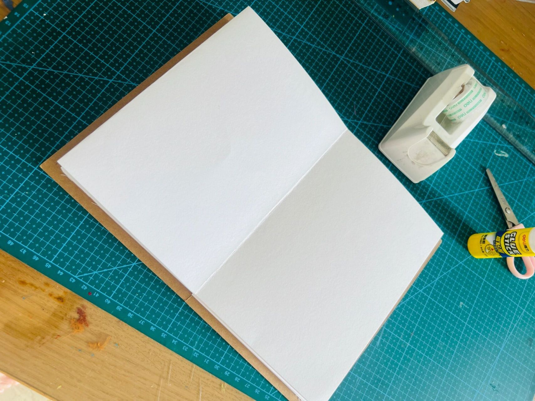 自制风琴本方法步骤 材料:3张:悦声160克素描纸4k(这个做出来是12折