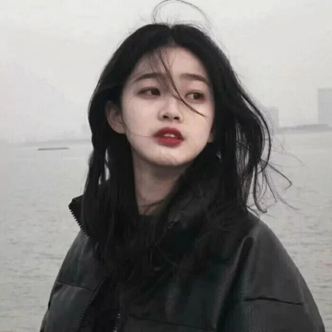 简童曾经爱沈修瑾爱到骨子里,她也是上海最骄傲的红玫瑰,却因为沈修瑾