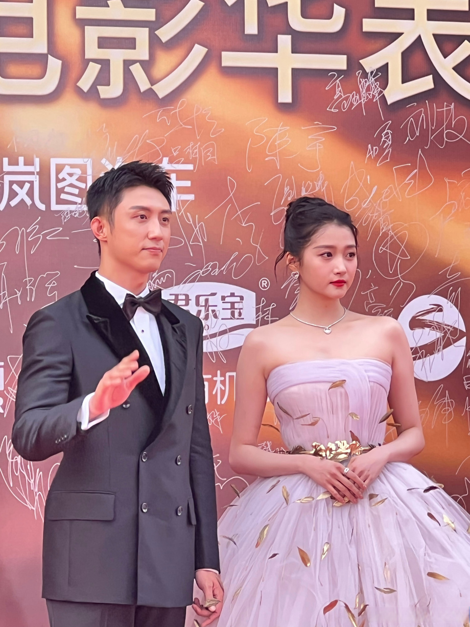 黄景瑜关晓彤一起走红毯 黄景瑜关晓彤同框合影 黄景瑜关晓彤华表奖一