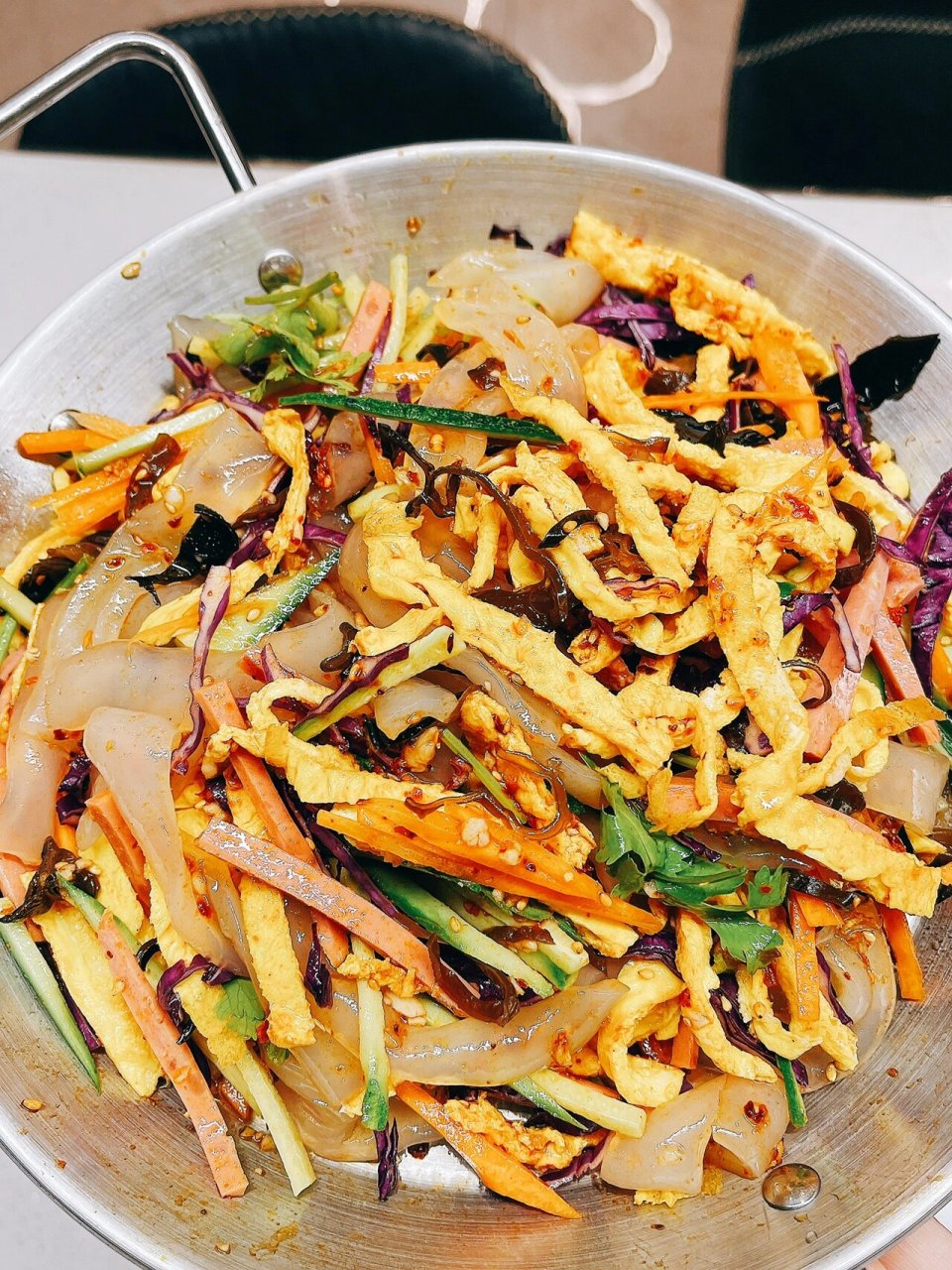 准备材料: 黄瓜,木耳,紫甘蓝,胡萝卜,鸡蛋,火腿,香菜,拉皮 做法: 1