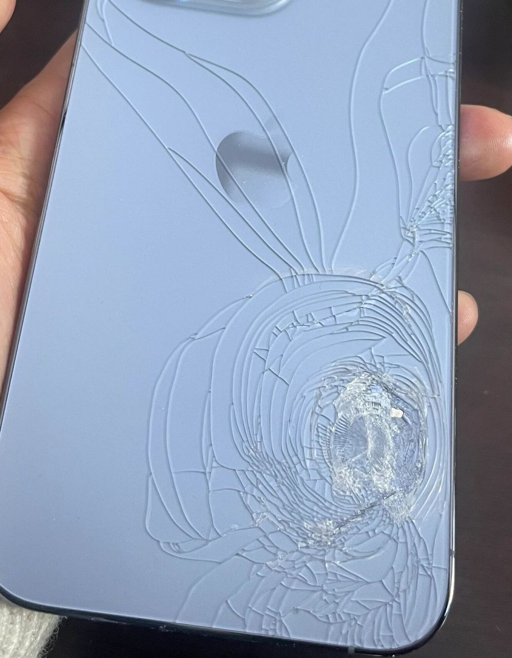 万万没想到手机背面碎屏 第一次手机碎屏,还是背面.