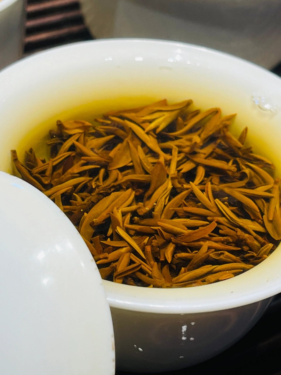 93梅占金骏眉红茶 茶汤:润滑醇厚 入口极爽,有一种独特的清鲜气味