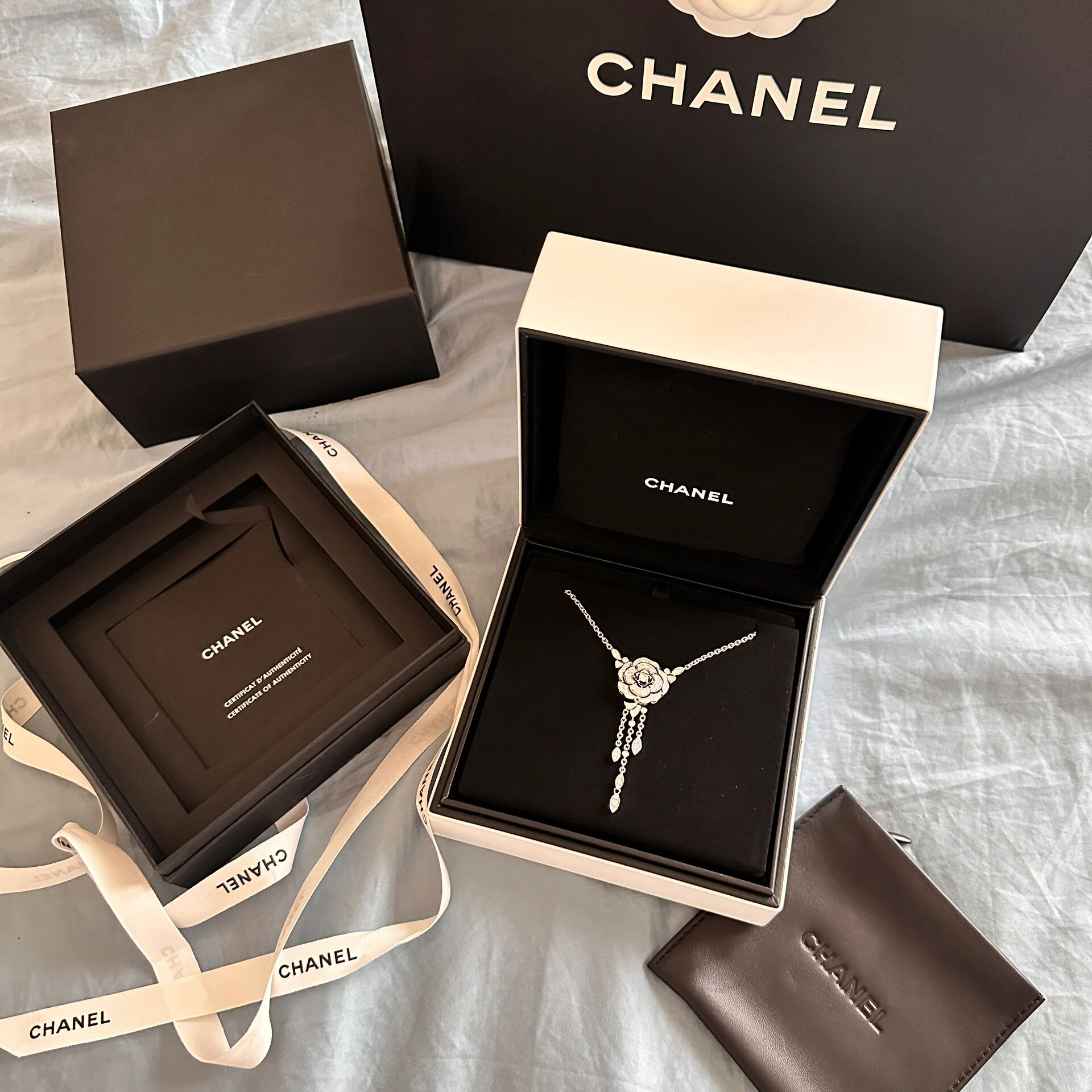 chanel高级珠宝山茶花项链 99这条项链重新现世太不容易了.