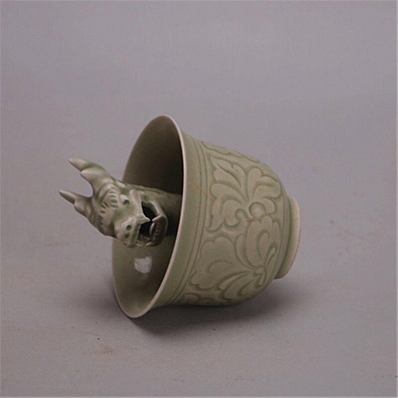 耀州窑雕刻龙头公道杯 规格:高9厘米 口径8.5厘米 底径3.5厘米