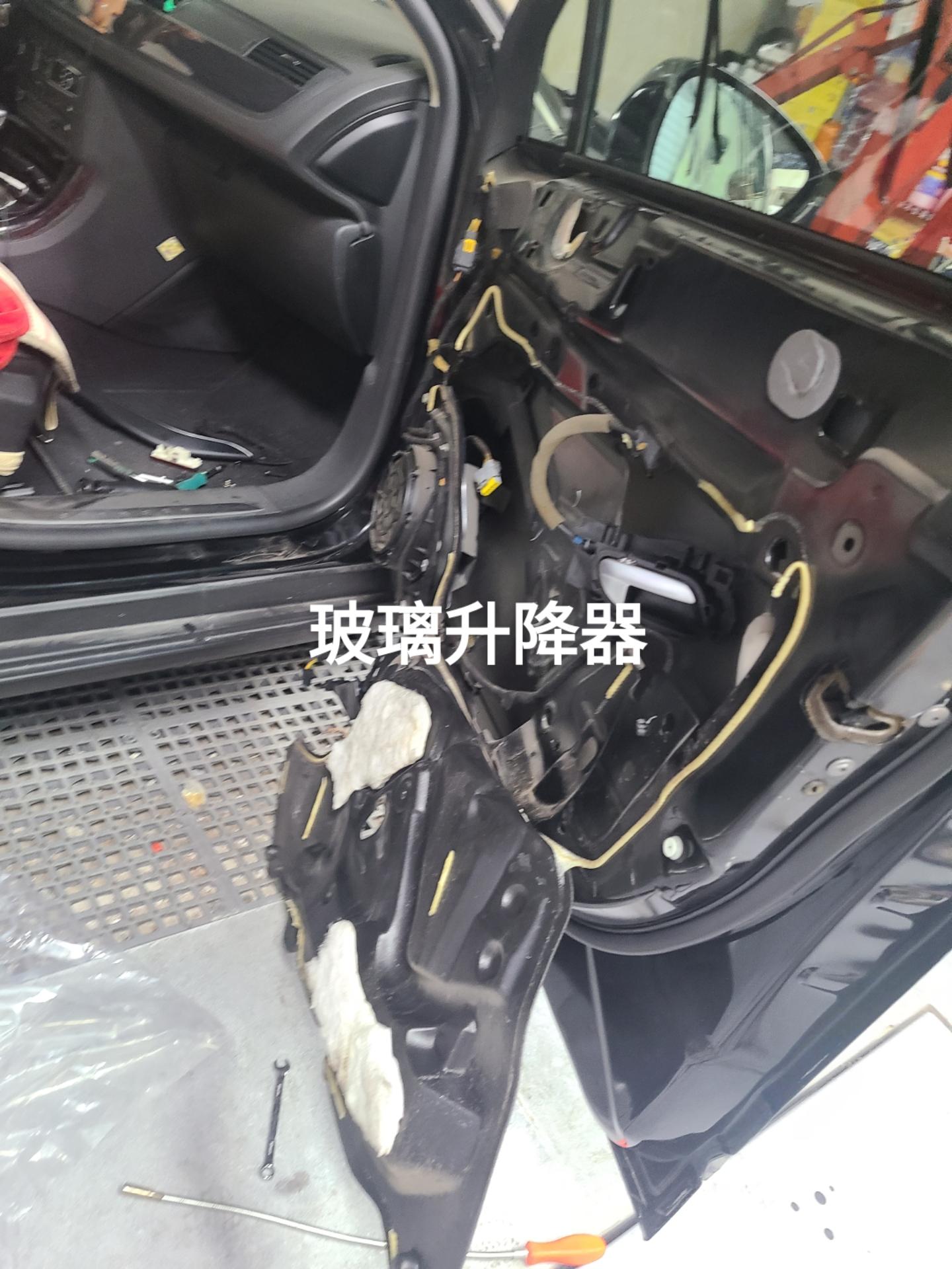 雪铁龙玻璃升降故障.拆解更换玻璃升降器,故障解除.