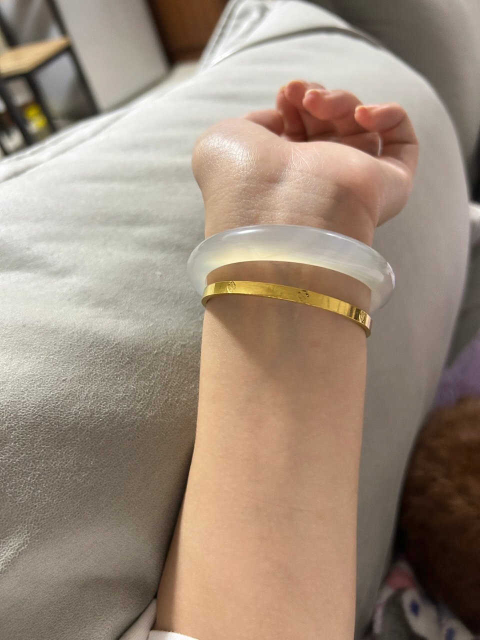 玉手镯和金手镯叠戴 今年好像很流行这种戴法 一步一响 黄金万两 让我