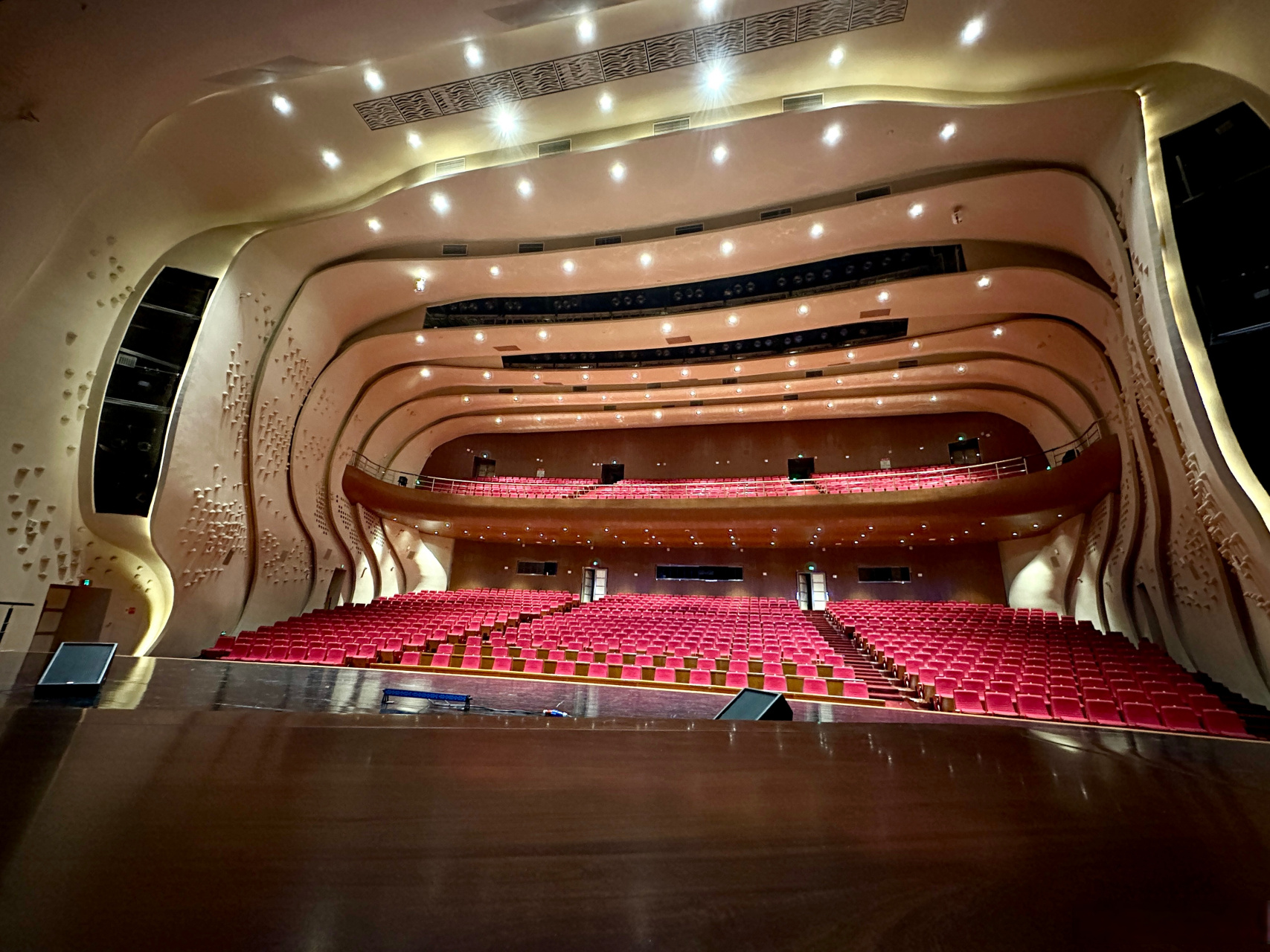 我在衡水保利剧院的清音桌前[挤眼]明天晚上见[作揖]