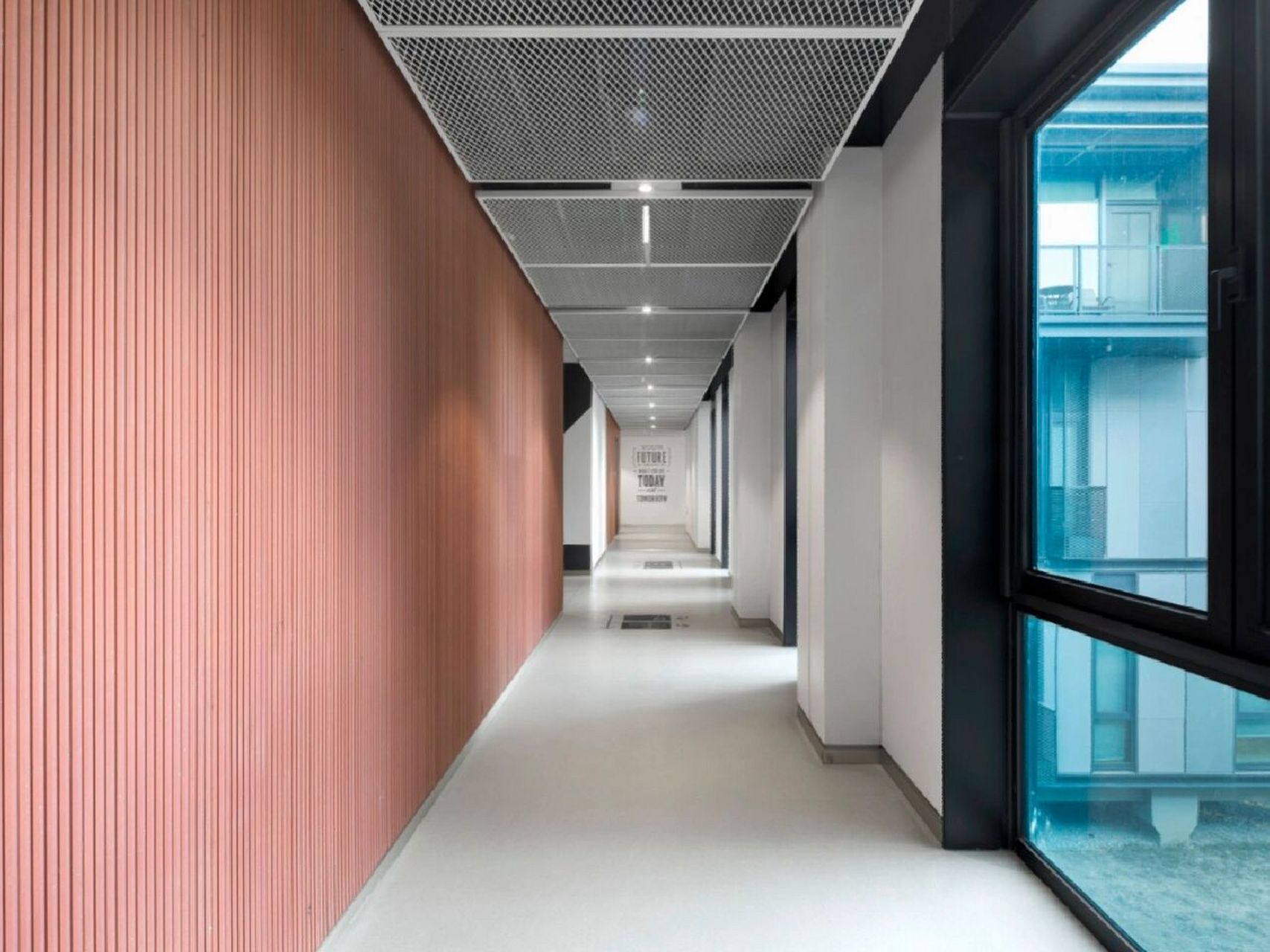 🤓🤓🤓 1⃣️顶面设计 走廊属于办公空间过渡区,光线和亮度