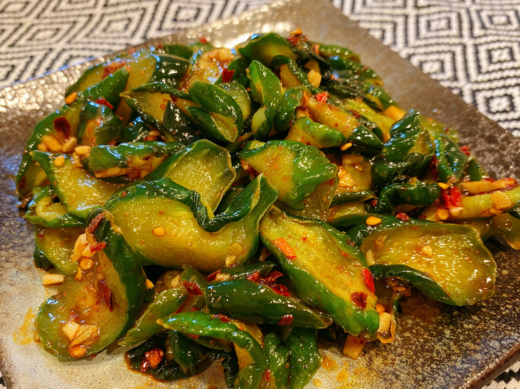 黄瓜小咸菜 紧实的脆感小黄瓜,绝了…… 1,黄瓜洗净,切成片,用盐腌1个