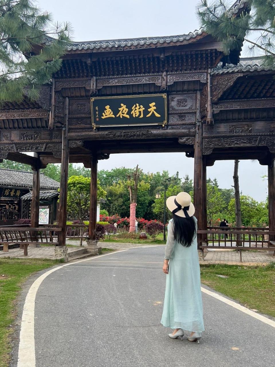 凤娃古寨董事长余红梅能干优秀,能量爆棚,执掌数家公司,每天还亲自
