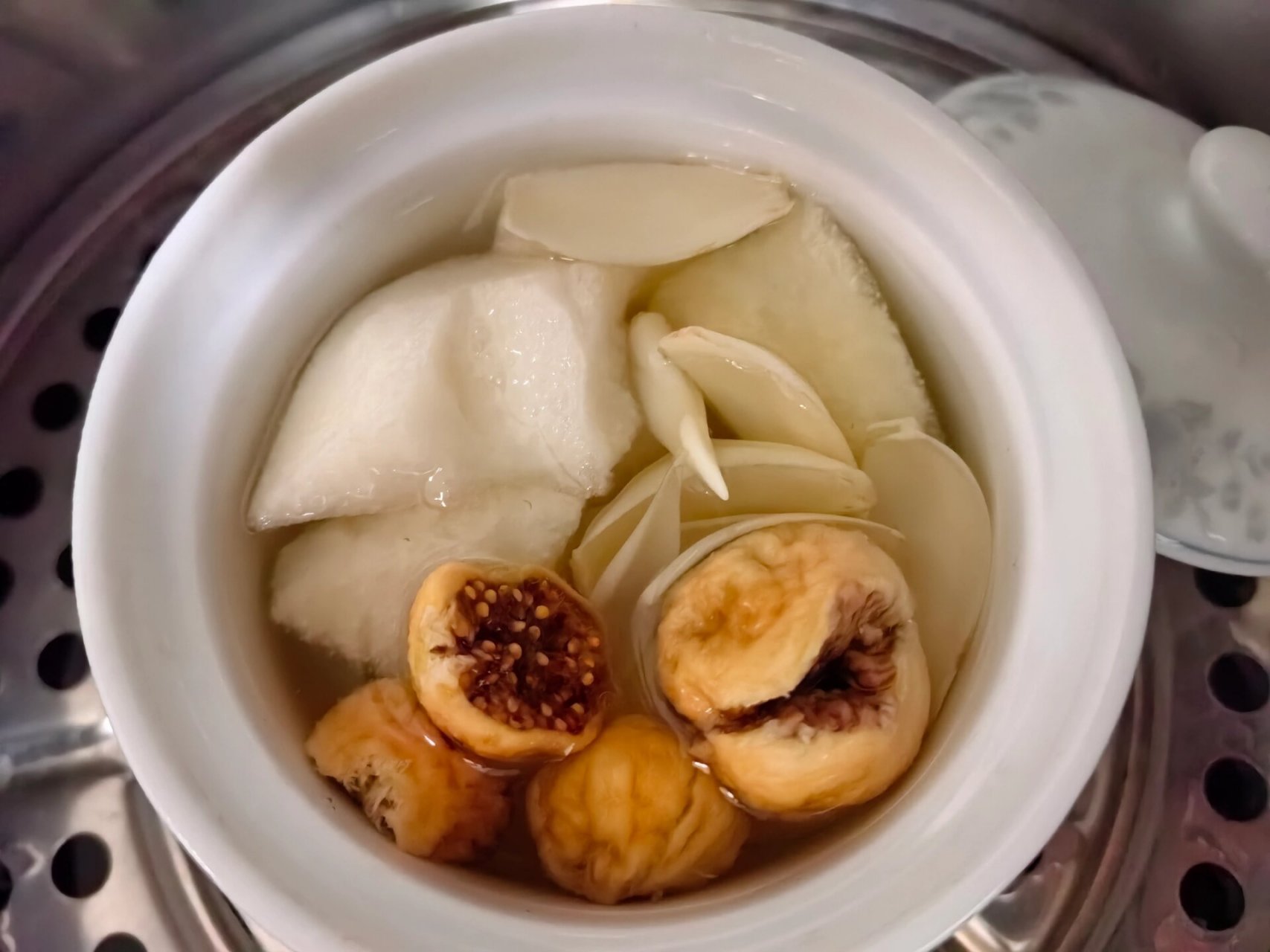 支原体肺炎食补③:百合无花果炖雪梨 今天在梨汤里加了百合,润肺止咳.