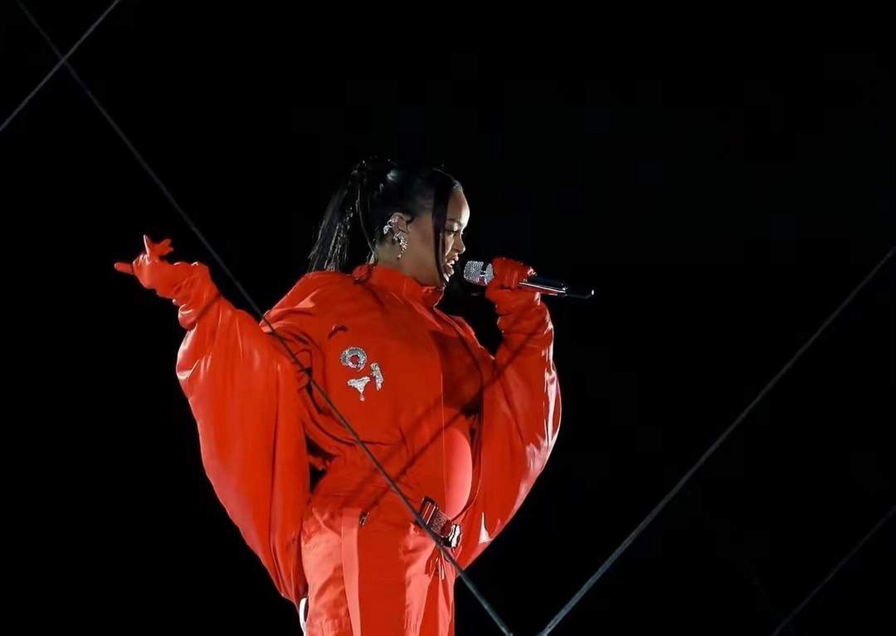 蕾哈娜在2020年11月与男友a$ap rocky被爆约会 2021年5月,男方公开