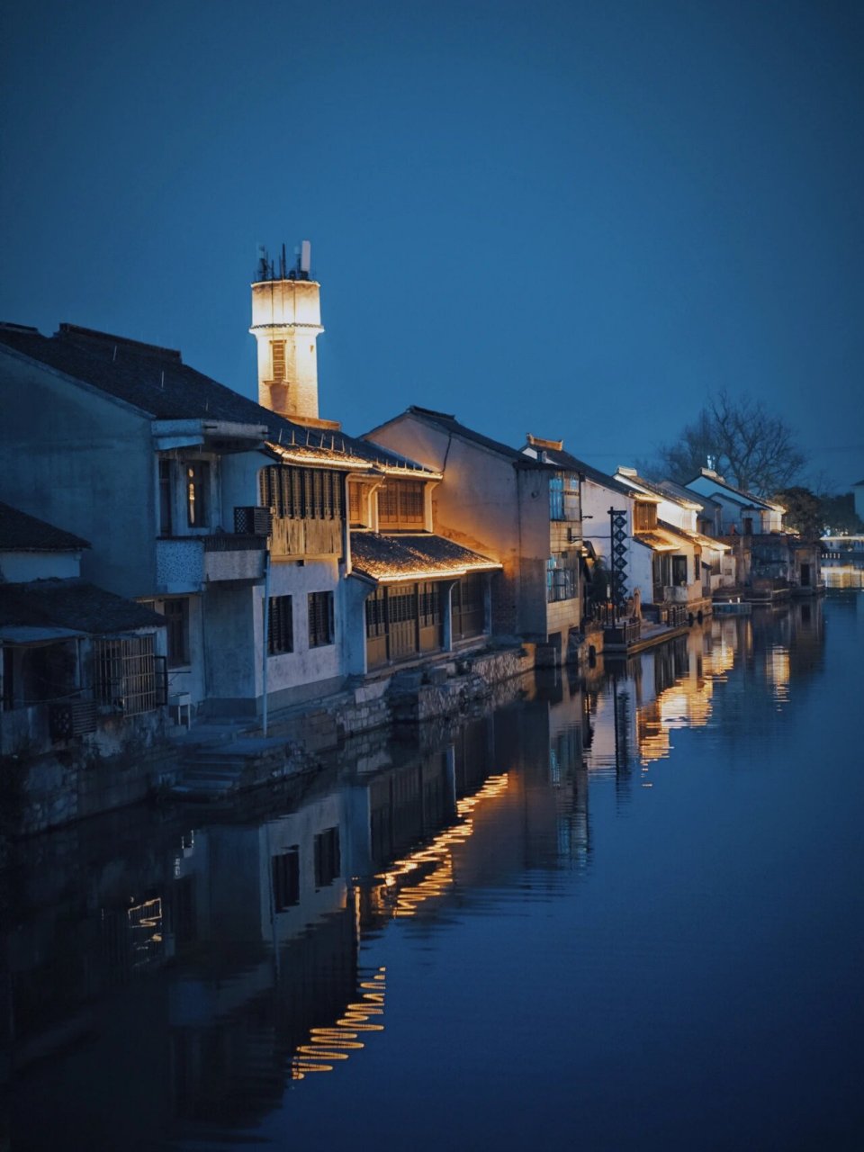 调色软件:醒图 适用范围:适合夜景照片,在天刚刚黑的时候拍的照片